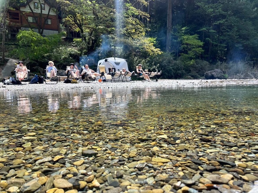 関東のキャンプ場でテントサウナを楽しむ様子
